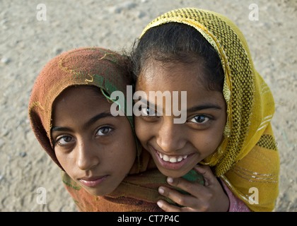 Giovani ragazze musulmane di indossare velo ans sorridente, Bandar Abbas, Iran Foto Stock