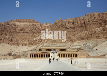 Hatshepsut del tempio a Deir el-Bahari sulla riva occidentale di Luxor, Egitto Foto Stock