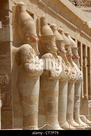 Osirian statue Hatshepsut del tempio a Deir el-Bahari, sulla riva occidentale di Luxor, Egitto Foto Stock