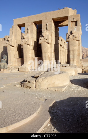 Il Ramesseum, tempio mortuario del faraone Ramesse II, Luxor, Egitto Foto Stock