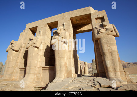 Il Ramesseum, tempio mortuario del faraone Ramesse II, Luxor, Egitto Foto Stock