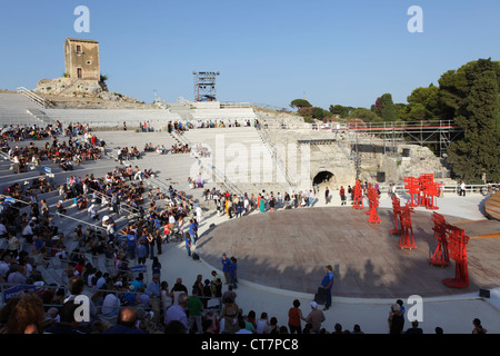 Prestazioni di 'Uccelli' da Aristophanes al Teatro Greco di Siracusa, Sicilia, Italia Foto Stock