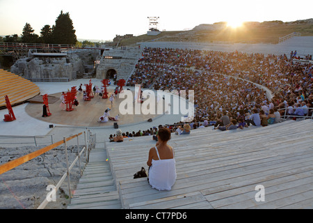 Prestazioni di 'Uccelli' da Aristophanes al Teatro Greco di Siracusa, Sicilia, Italia Foto Stock