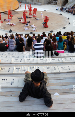 Prestazioni di 'Uccelli' da Aristophanes al Teatro Greco di Siracusa, Sicilia, Italia Foto Stock