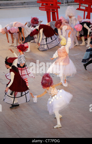 Prestazioni di 'Uccelli' da Aristophanes al Teatro Greco di Siracusa, Sicilia, Italia Foto Stock