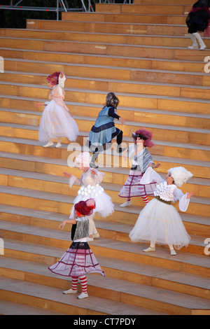 Prestazioni di 'Uccelli' da Aristophanes al Teatro Greco di Siracusa, Sicilia, Italia Foto Stock