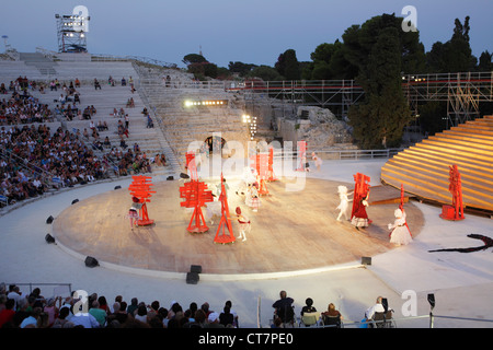 Prestazioni di 'Uccelli' da Aristophanes al Teatro Greco di Siracusa, Sicilia, Italia Foto Stock