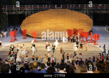 Prestazioni di 'Uccelli' da Aristophanes al Teatro Greco di Siracusa, Sicilia, Italia Foto Stock