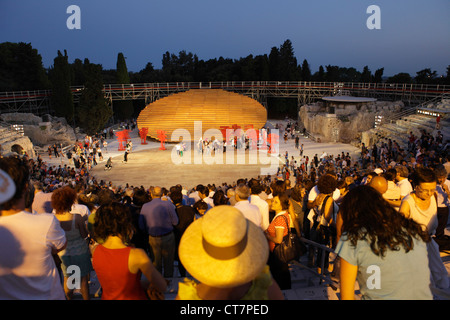 Prestazioni di 'Uccelli' da Aristophanes al Teatro Greco di Siracusa, Sicilia, Italia Foto Stock