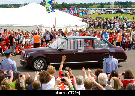 Sua Maestà la Regina Elisabetta II e il Duca di Edimburgo in royal automobile a RAF Cosford nello Shropshire, il 12 luglio 2012 (Diamond celebrazioni giubilari). Foto Stock