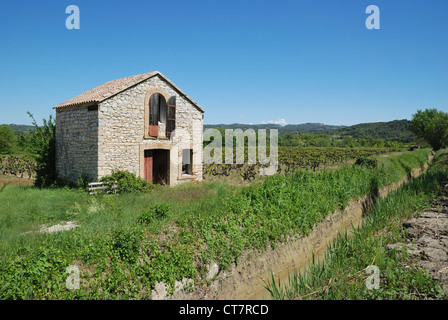 Un cabanon presso un vigneto di Vaison-la-Romaine, Vaucluse Provence, Francia. Foto Stock