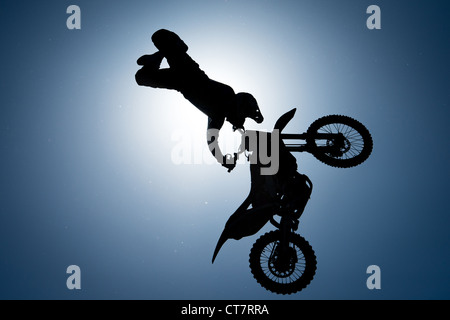 Silhouette di FMX rider di eseguire trick Foto Stock