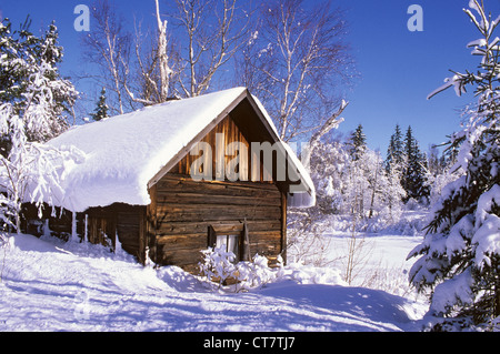 Un vecchio registro finlandese sauna in inverno, Sudbury, Ontario, Canada. Foto Stock