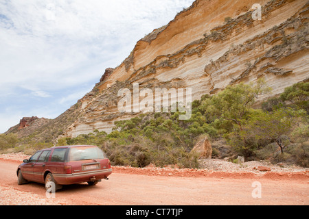 Ford Falcon de carro in Shothole Canyon Road, Cape Range National Park, Exmouth, Western Australia. Foto Stock