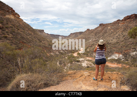 Una donna che sta al fondo del canyon Shothole in Cape Range National Park, Exmouth, Western Australia. Foto Stock