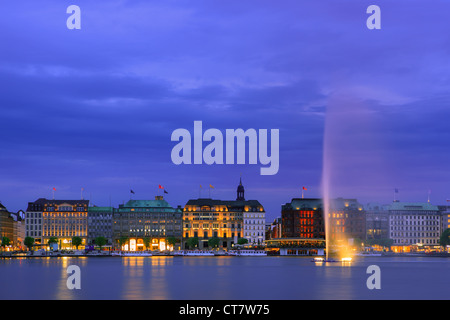 Lo skyline di Amburgo prese a destra dopo il tramonto al blue ora oltre il Binnenalster. Foto Stock