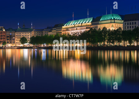 Lo skyline di Amburgo con il Four Seasons Hotel, prese a destra dopo il tramonto al blue ora oltre il Binnenalster. Foto Stock