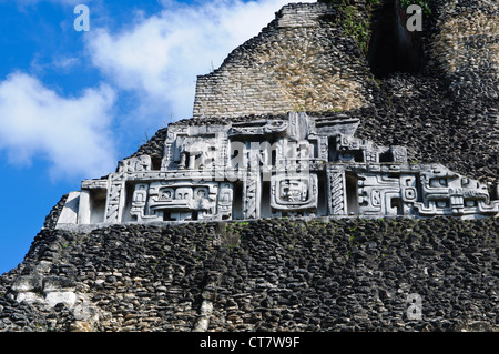 Xunantunich Belize tempio Maya Close Up del fregio Foto Stock