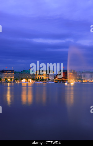 Lo skyline di Amburgo prese a destra dopo il tramonto al blue ora oltre il Binnenalster. Foto Stock
