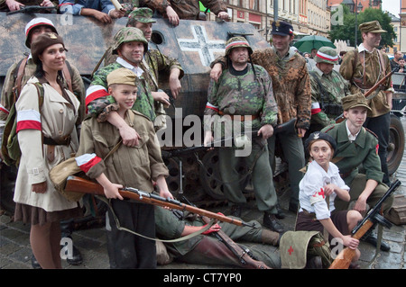 Home esercito truppe re-enactors che posano per una foto dopo il 1944 Insurrezione di Varsavia rievocazione a Wroclaw in Polonia Foto Stock