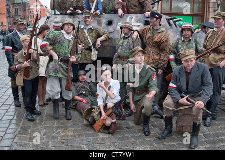 Home esercito truppe re-enactors che posano per una foto dopo il 1944 Insurrezione di Varsavia rievocazione a Wroclaw in Polonia Foto Stock