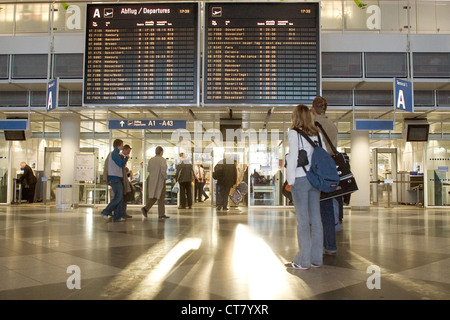 Monaco di Baviera, i viaggiatori nella sala partenze dell'aeroporto Franz Josef Strauss di Monaco di Baviera Foto Stock