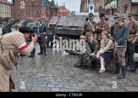 Home esercito truppe re-enactors che posano per una foto dopo il 1944 Insurrezione di Varsavia rievocazione a Wroclaw in Polonia Foto Stock