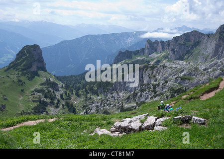 Gli escursionisti in appoggio su un prato nelle montagne Rofan, Austria Foto Stock