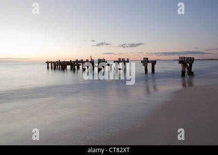 Il molo vecchio rudere sulla spiaggia di Jurien Bay in Australia Occidentale Foto Stock