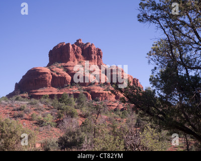 2 escursionisti a piedi verso Bell Rock vicino a Sedona, in Arizona, Stati Uniti d'America Foto Stock