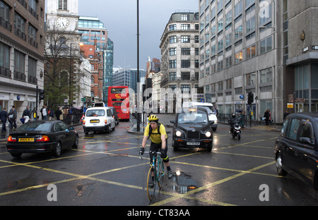 Londra - ora di punta il traffico nel quartiere finanziario della città Foto Stock