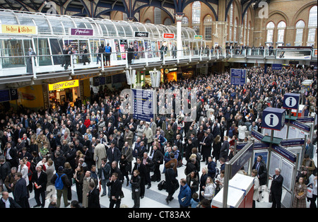 Londra - In Liverpool Street Station durante le ore di punta di sera Foto Stock