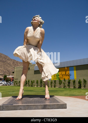 Un 26 piedi statua di Marilyn Munro in Palm Springs, California.it mostra Monroe cercando di spingere verso il basso la sua gonne in sette anni di prurito Foto Stock