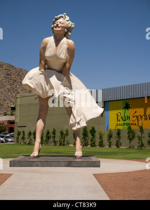 Un 26 piedi statua di Marilyn Munro in Palm Springs, California.it mostra Monroe cercando di spingere verso il basso la sua gonne in sette anni di prurito Foto Stock