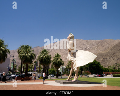 Un 26 piedi statua di Marilyn Munro in Palm Springs, California.it mostra Monroe cercando di spingere verso il basso la sua gonne in sette anni di prurito Foto Stock