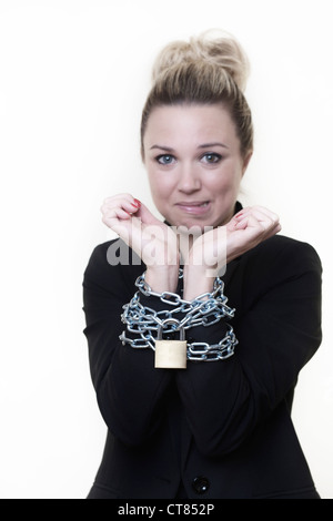 Imprenditrice con i suoi polsi in catene e bloccato Foto Stock