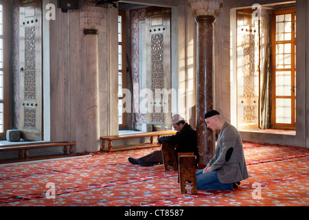 Türkei, Istanbul, Sultanahmet, Sultan-Ahmet-Camii, genannt die Blaue Moschee. Männer beim Gebet. Foto Stock