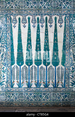 Turkiye, Istanbul, Topkapi Saray, Dritter Hof, Harem, Iznik Mosaiken in der Halle mit Brunnen Foto Stock