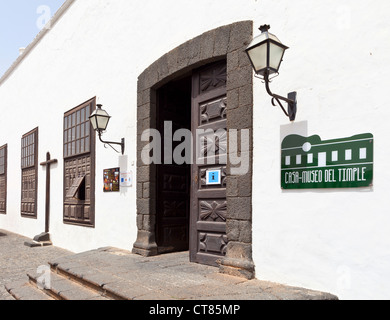 Lanzarote, Teguise, 'Palacio Spinola' a 'Plaza de la Constitucion' - Lanzarote, Isole Canarie, Spagna, Europa Foto Stock