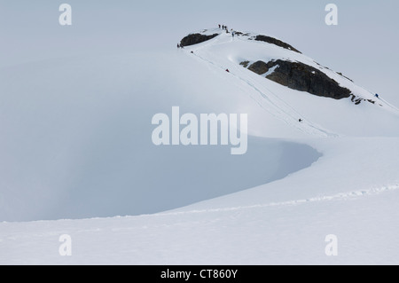 Bahia Paraiso (Paradise Bay), la gente che camminava su un pendio di neve, Penisola Antartica Foto Stock