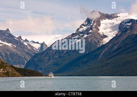 Visualizzare la voce verso Glaciar Moreno lungo il Canal de los Tempanos nel Lago Argentino Foto Stock