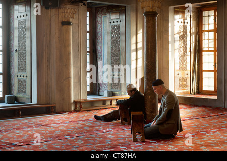 Türkei, Istanbul, Sultanahmet, Sultan-Ahmet-Camii, genannt die Blaue Moschee. Männer beim Gebet. Foto Stock
