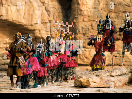 Begnimato, Mali; danzatori mascherati nella Dama il rito funebre Foto Stock