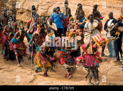 Begnimato, Mali; danzatori mascherati nella Dama il rito funebre Foto Stock