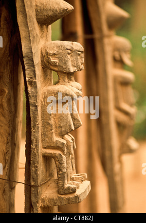 Ireli, Paese Dogon del Mali; figure scolpite nella porta di legno Foto Stock