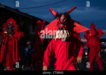 "Diavoli di mantecazione di pattugliamento delle strade durante il carnevale panamense celebrazione su Isla Colon, Bocas del Toro, Panama. Foto Stock