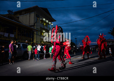 "Diavoli di mantecazione di pattugliamento delle strade durante il carnevale panamense celebrazione su Isla Colon, Bocas del Toro, Panama. Foto Stock