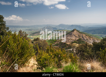 Vista verso est dal percorso tra San Vitorian Monastero e Espelunga Hermitage, pena Montanesa, Pirenei spagnoli, Huesca, Spagna Foto Stock