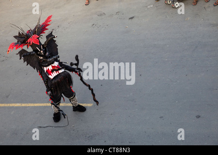 "Diavoli di mantecazione di pattugliamento delle strade durante il carnevale panamense celebrazione su Isla Colon, Bocas del Toro, Panama. Foto Stock