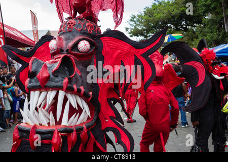 "Diavoli di mantecazione di pattugliamento delle strade durante il carnevale panamense celebrazione su Isla Colon, Bocas del Toro, Panama. Foto Stock